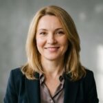 Профессиональный портрет русского бизнесмена, уверенный взгляд, студийное освещение, высокое качество.