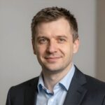 Профессиональный портрет уверенного российского бизнесмена на нейтральном фоне для сайта покерных соревнований