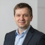 Профессиональный портрет уверенного российского бизнесмена на нейтральном фоне для сайта покерных соревнований